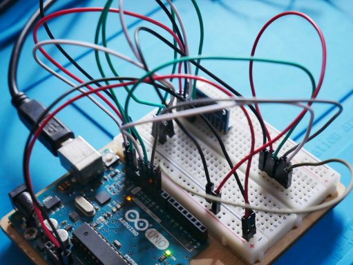 Arduino and breadboard STEM class for circuits and programming